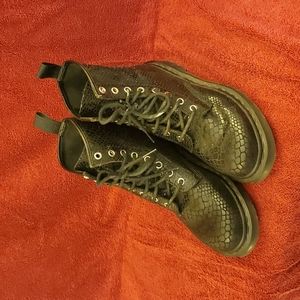 Do. Marten Black snake skin boots